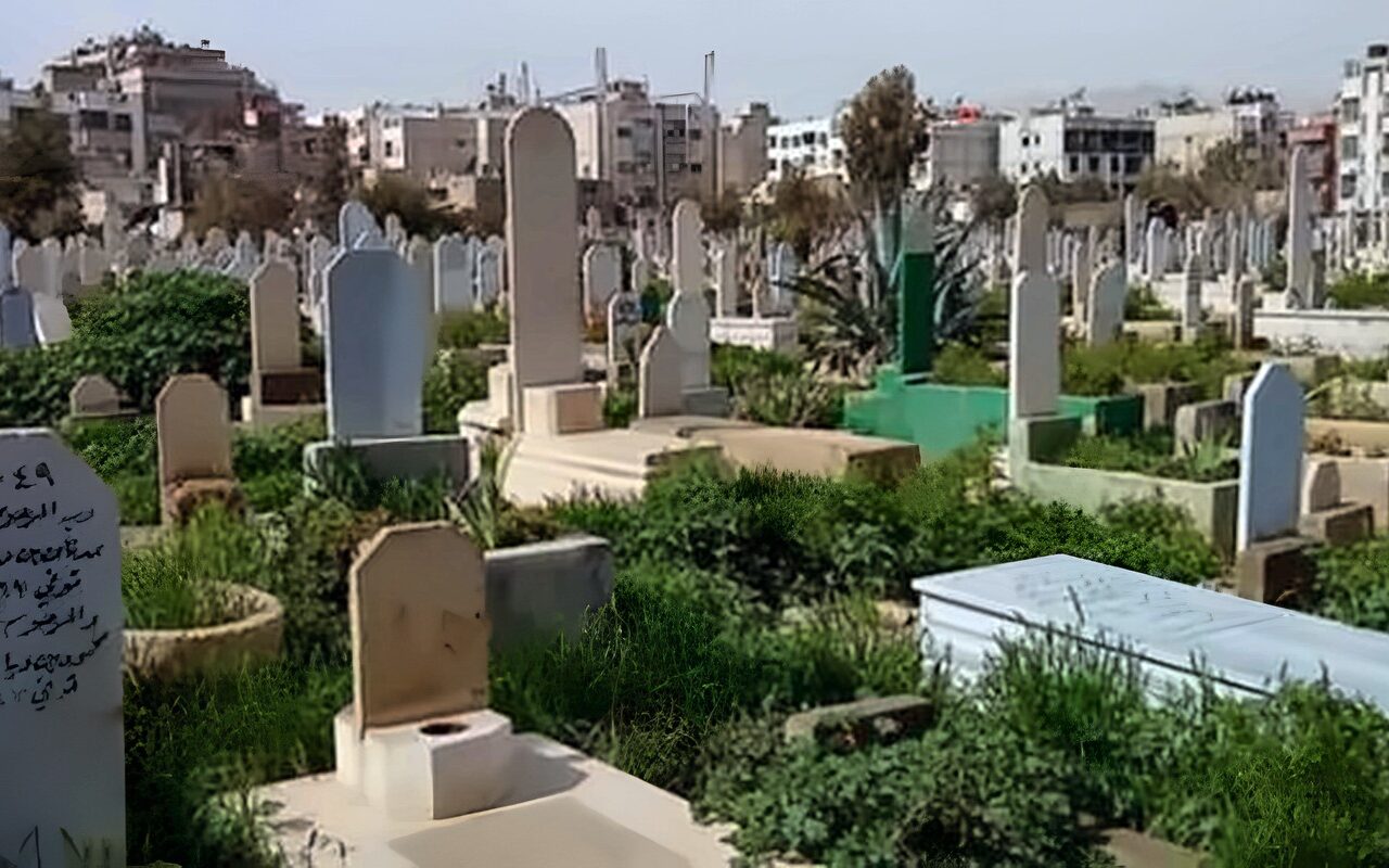 حكم زيارة المقابر وتوزيع الصدقات يوم الجمعة.. دار الإفتاء تجيب