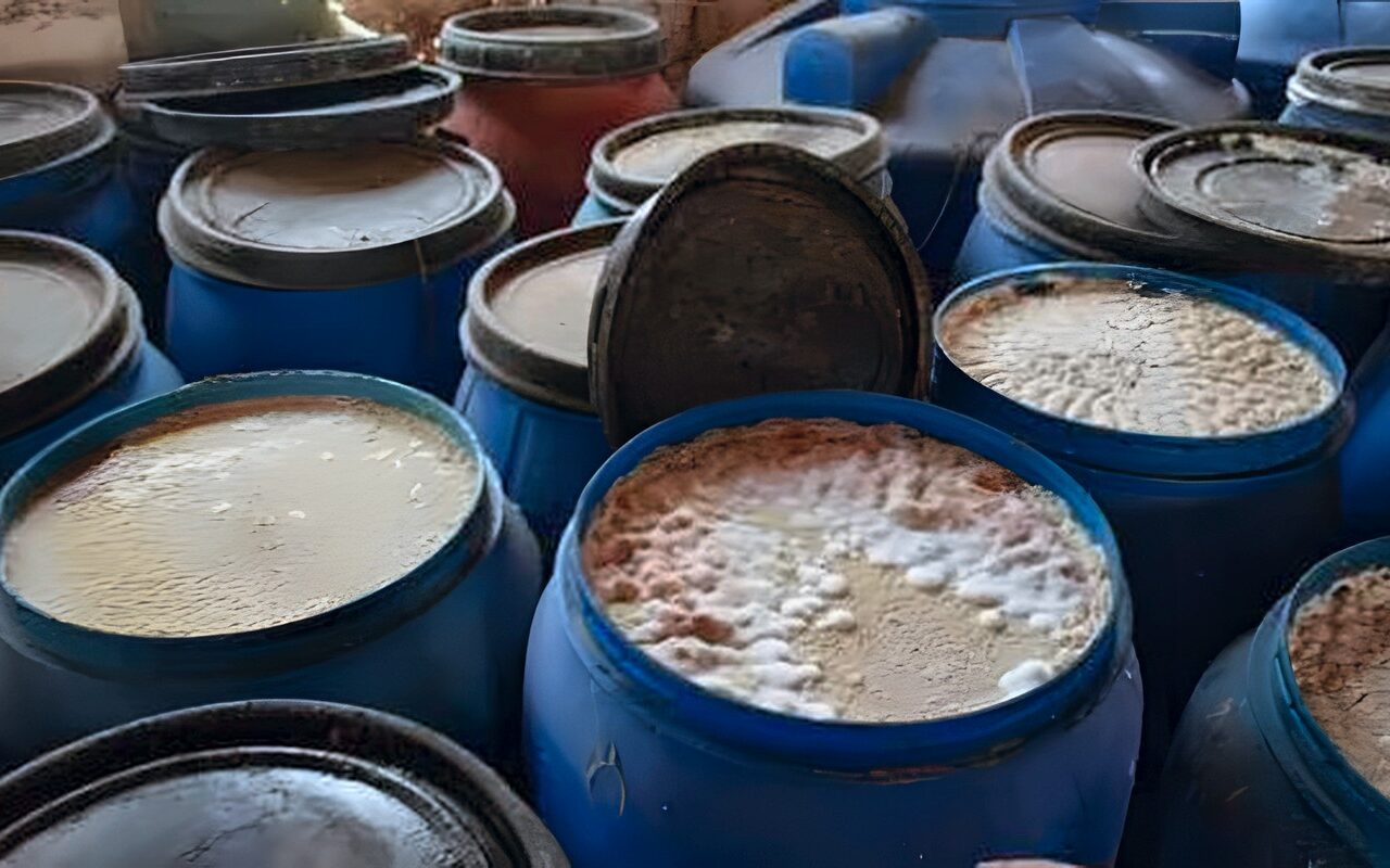 مصادرة طن و650 كيلو مخللات مجهولة المصدر في حملة بالغربية