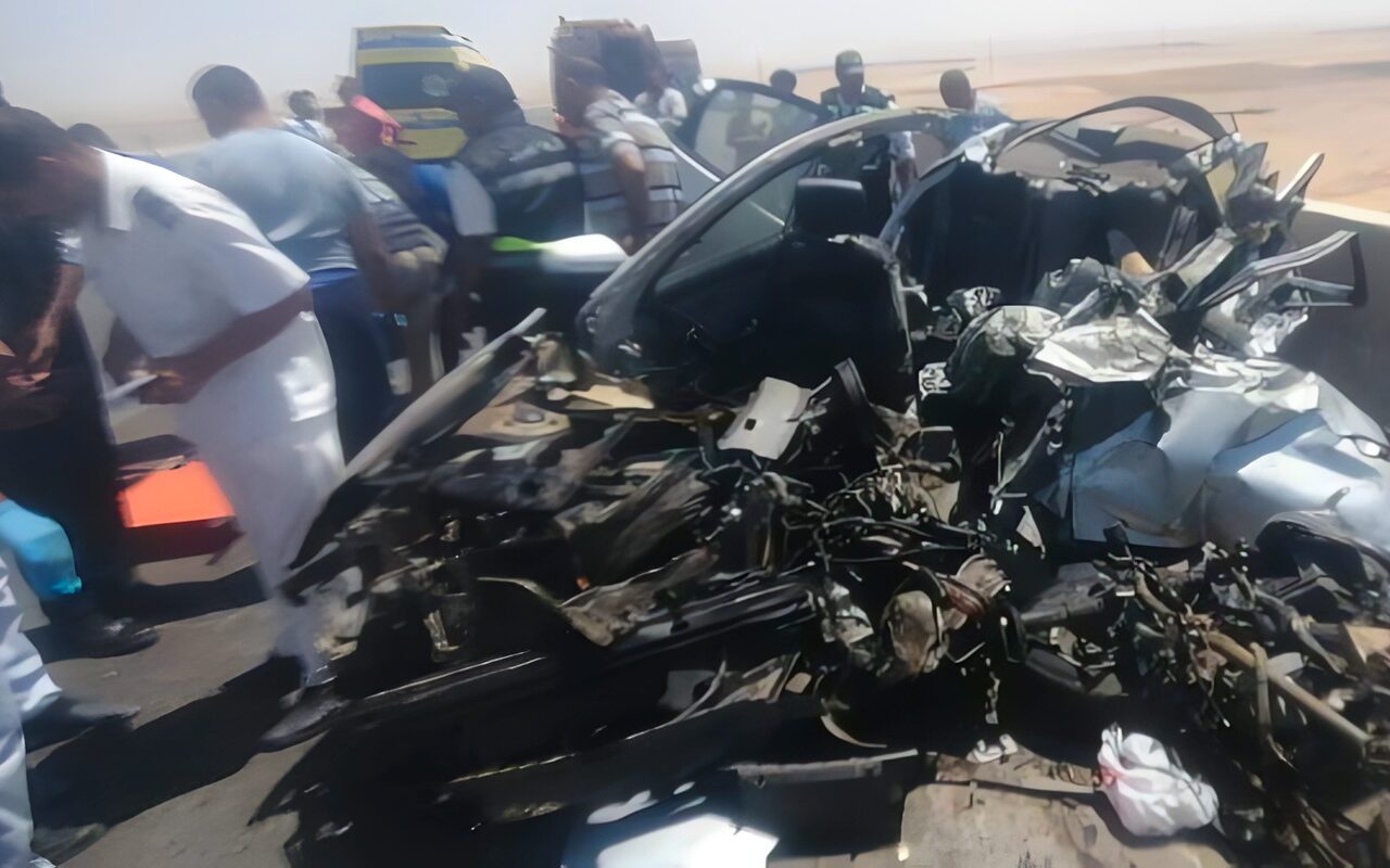 مصرع 8 أشخاص وإصابة 22 آخرين في تصادم ميكروباص ونقل على الطريق الأوسطي