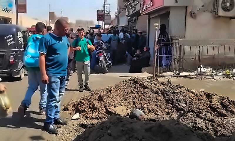 بدء إصلاح عطل مفاجئ بخط المياه الرئيسي بشارع المركز في سمالوط بالمنيا