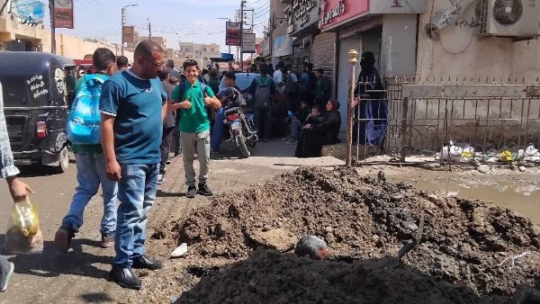 بدء إصلاح عطل مفاجئ بخط المياه الرئيسي بشارع المركز في سمالوط بالمنيا