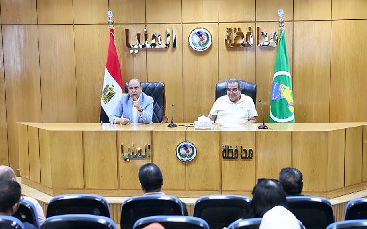 محافظ المنيا: تكامل الرؤى والعمل الميداني أساس مواجهة التحديات وتحسين الخدمات