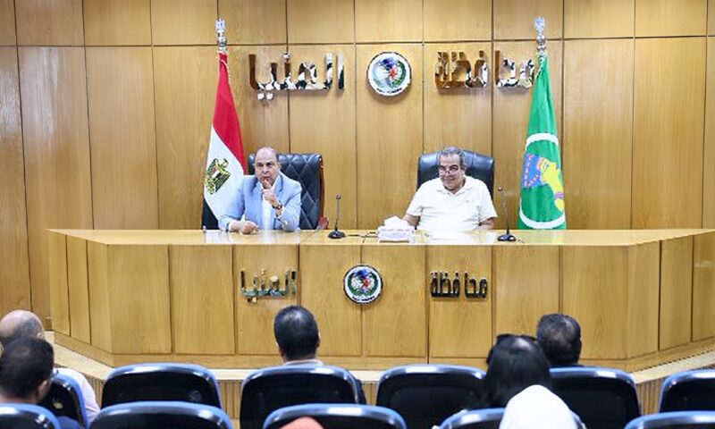 محافظ المنيا: تكامل الرؤى والعمل الميداني أساس مواجهة التحديات وتحسين الخدمات