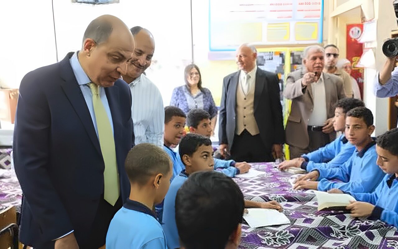 محافظ المنيا يتفقد مدرسة بني مزار الثانوية الجديدة ويجري حوارا مع الطلاب حول حب الوطن