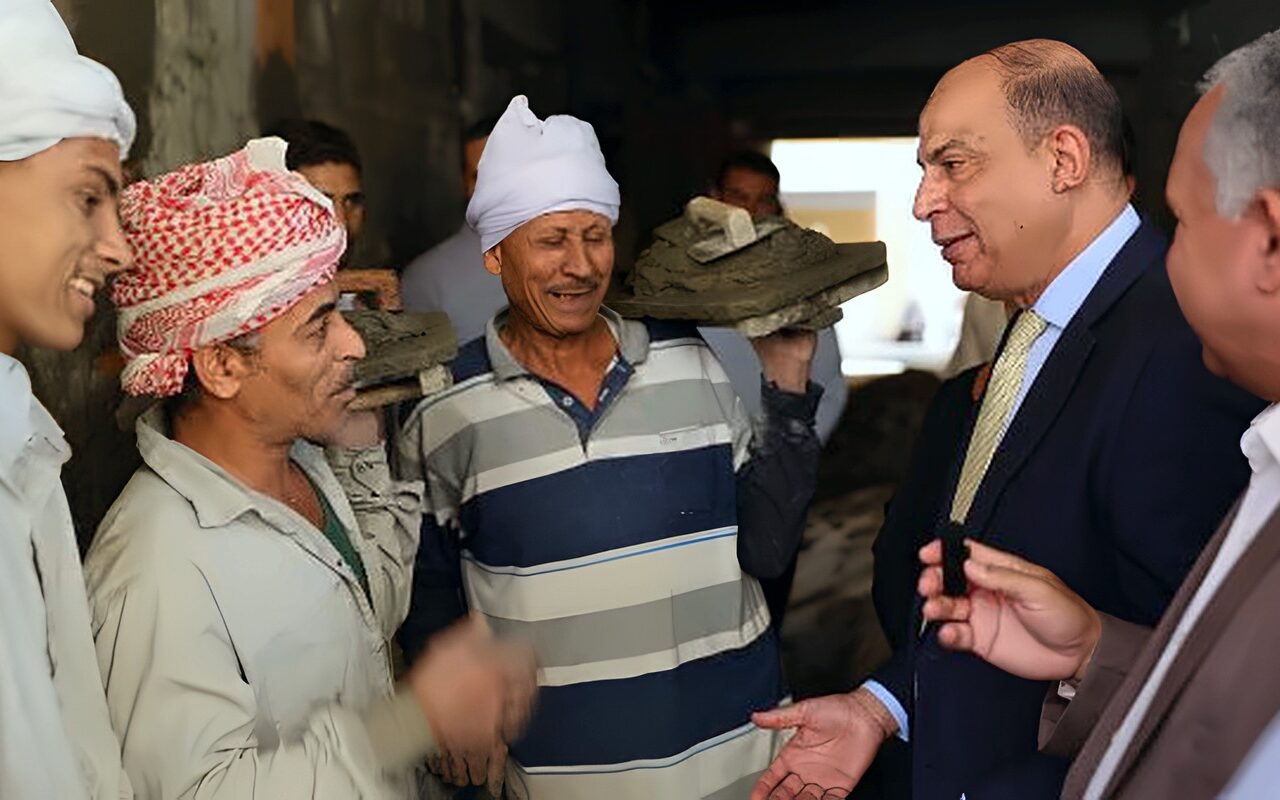 حوار أبوي يجمع محافظ المنيا بأحد العمال: «حافظ على صحتك ووفّر ثمن السجائر لولادك»