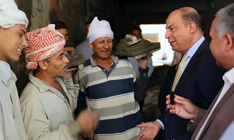 حوار أبوي يجمع محافظ المنيا بأحد العمال: «حافظ على صحتك ووفّر ثمن السجائر لولادك»