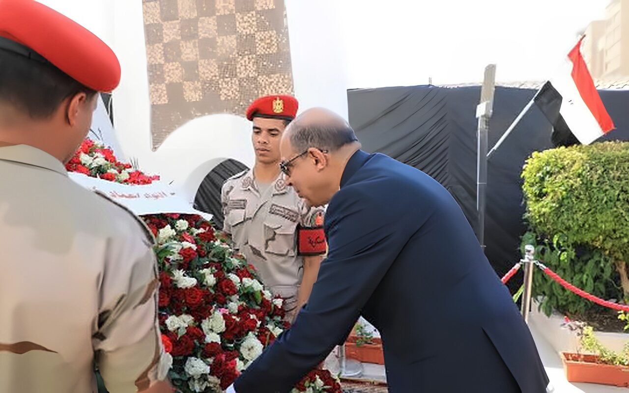 محافظ المنيا يضع إكليلًا من الزهور على النصب التذكاري للشهداء