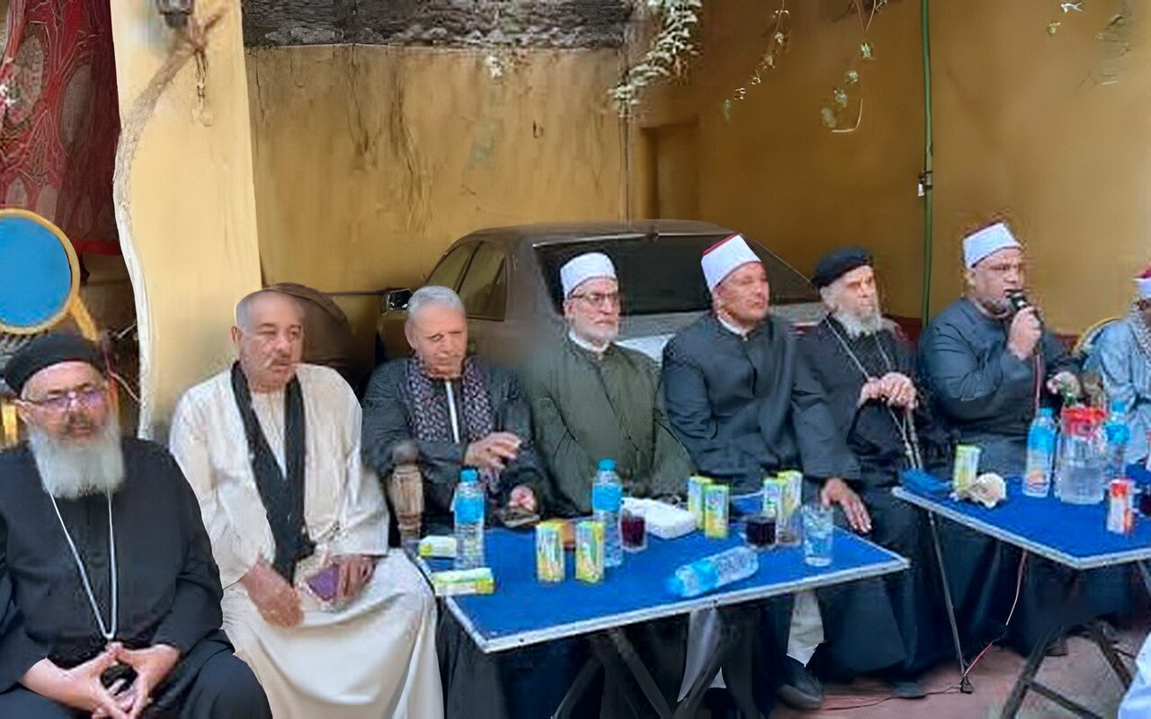 عقب واقعة فيديو الصلاة| جلسة صلح عرفية بقرية طحا في المنيا واستمرار حجز المتهمين.. صور