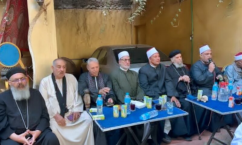 عقب واقعة فيديو الصلاة| جلسة صلح عرفية بقرية طحا في المنيا واستمرار حجز المتهمين.. صور