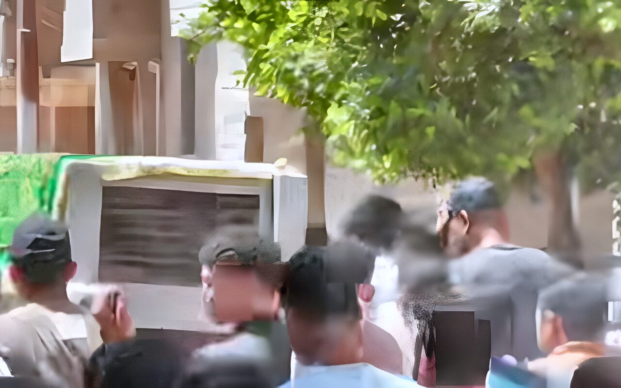 البحث عن الثالث.. تشييع جثماني صغيرين غرقا في ترعة الإبراهيمية بالمنيا