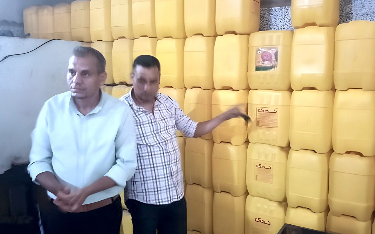 ضبط 5 أطنان زيت فاسد و105 كيلو بن غير صالح للاستهلاك في سمالوط بالمنيا..صور