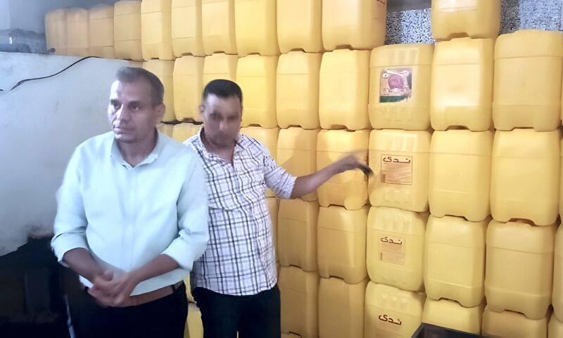 ضبط 5 أطنان زيت فاسد و105 كيلو بن غير صالح للاستهلاك في سمالوط بالمنيا..صور