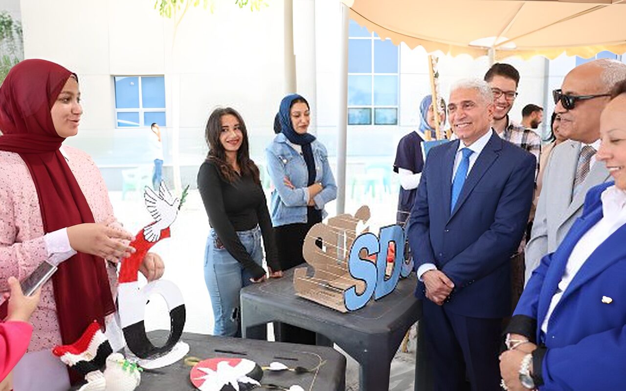 سكرتير عام المنيا يفتتح معرض الفن من أجل السلام لتعزيز الإبداع الطلابي