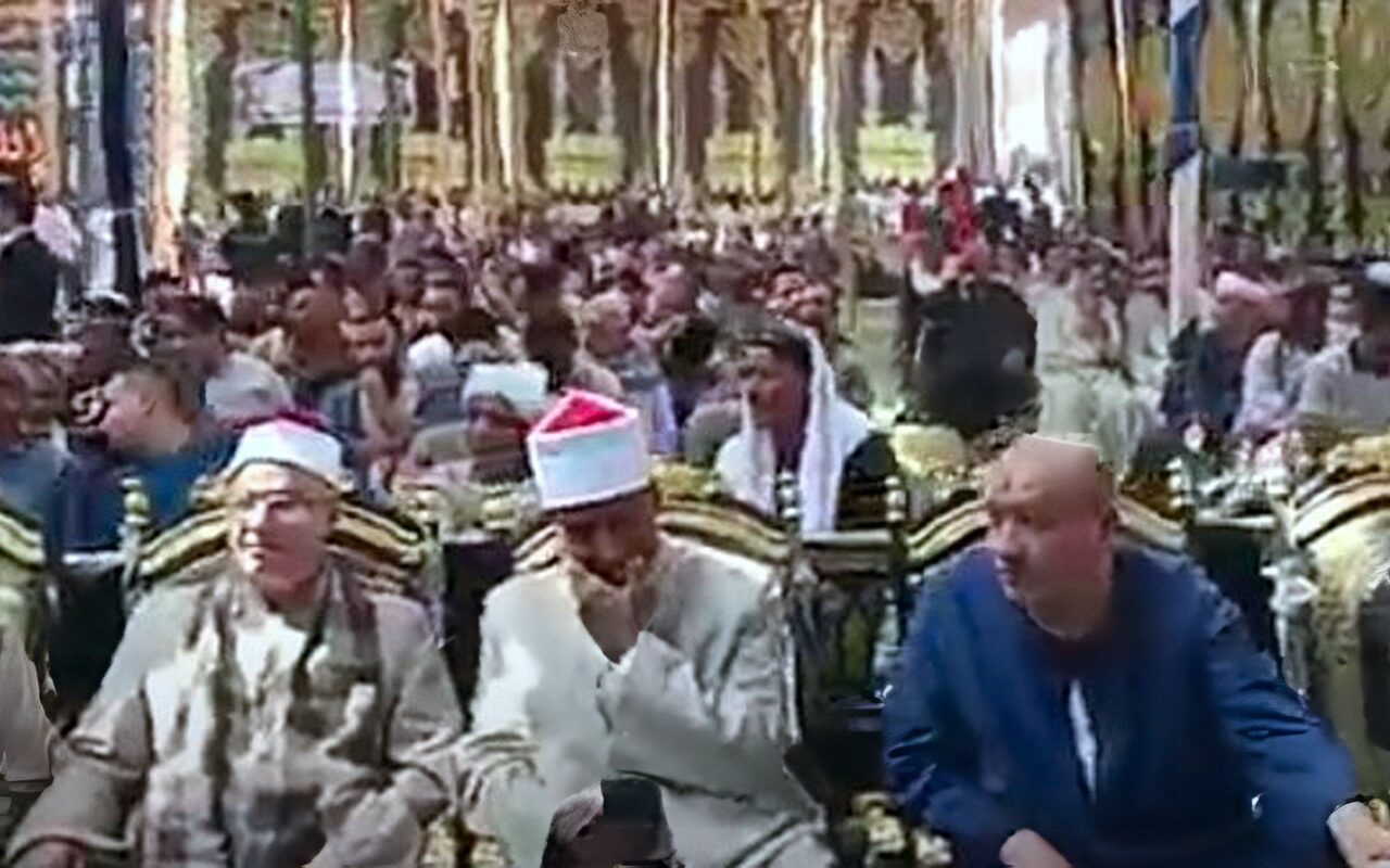 بعد 11 سنه جلسة صلح عرفية بين أبناء عمومة من عائلة أبو علي بالمنيا.. صور