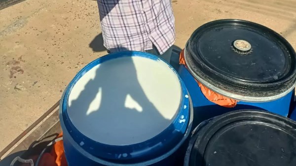 ضبط 2 طن ألبان فاسدة داخل سيارة في سمالوط بالمنيا