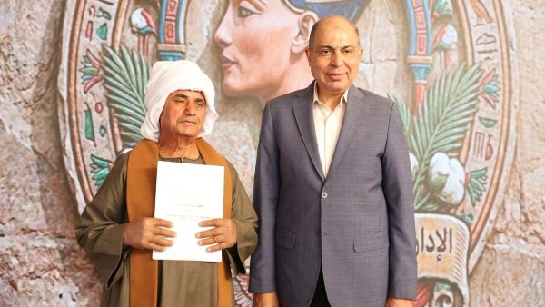 محافظ المنيا يسلم 400 عقد للمستحقين بسمالوط ويوجه بالمزيد من التيسيرات للجادين
