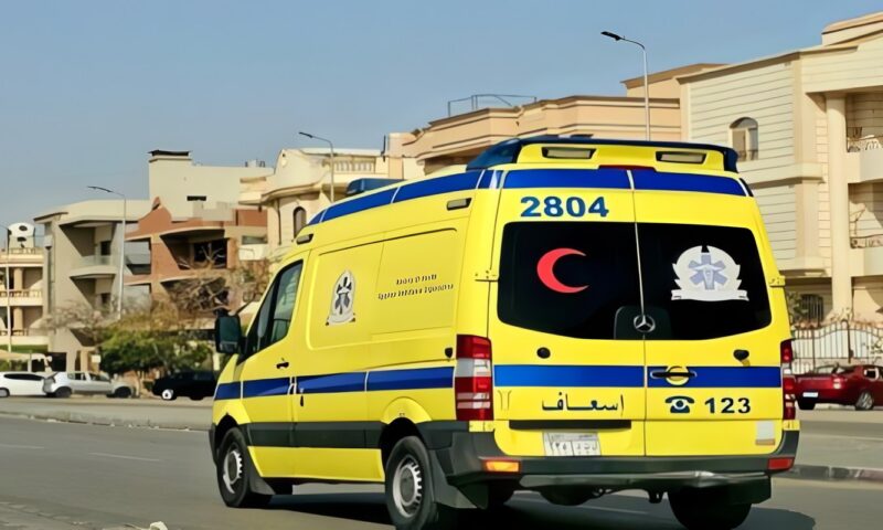 مصرع شخص وإصابة 2 آخرين في انقلاب سيارة جمع قمامة بصحراوي المنيا