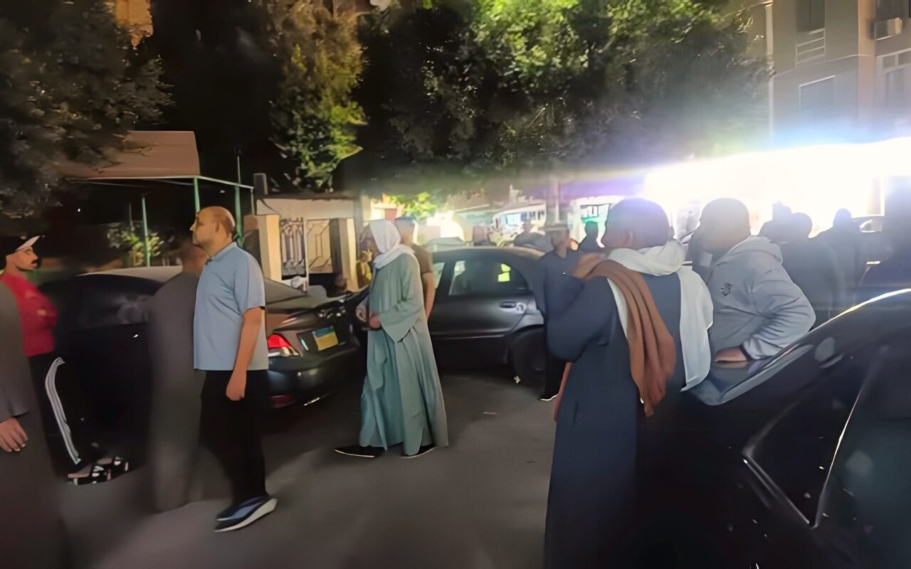 وسط حالة من الحزن.. أهالي المنيا يُشيّعون جثمان «خلف ربيع» أحد ضحايا حادث الأتوبيس | شاهد