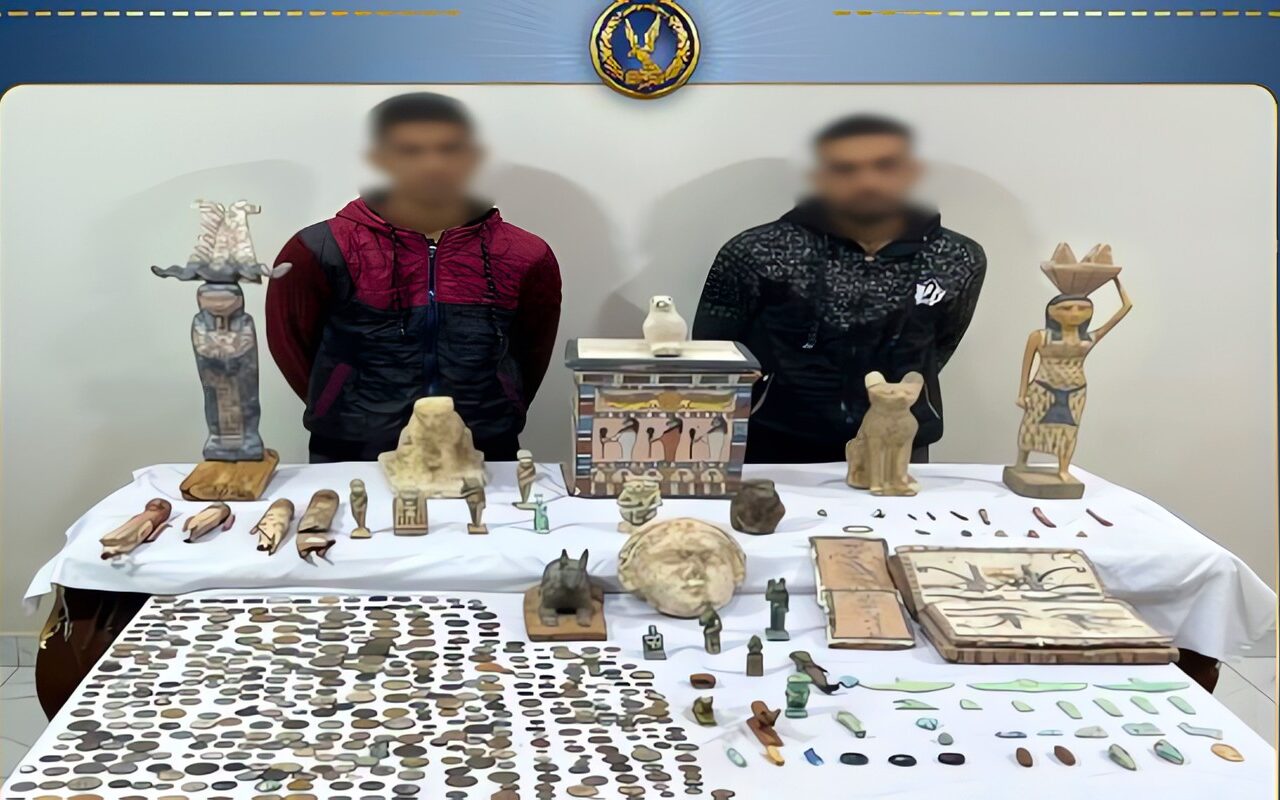 التفاصيل الكاملة لضبط 521 قطعة أثرية متنوعة بحوزة شخصين في سمالوط بالمنيا  .. صور