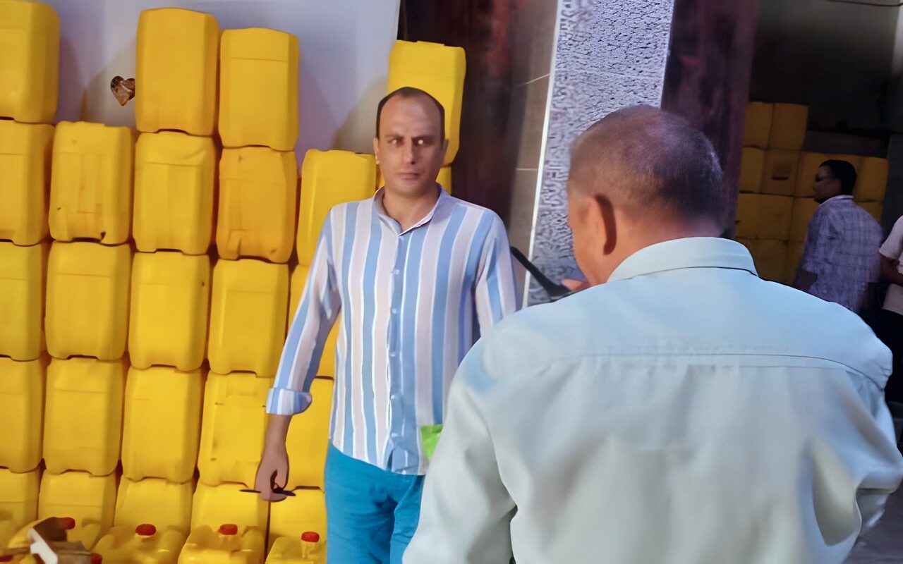 التحفظ على 5 أطنان زيوت طعام فاسدة داخل مصنع تعبئة غير مرخص بالمنيا