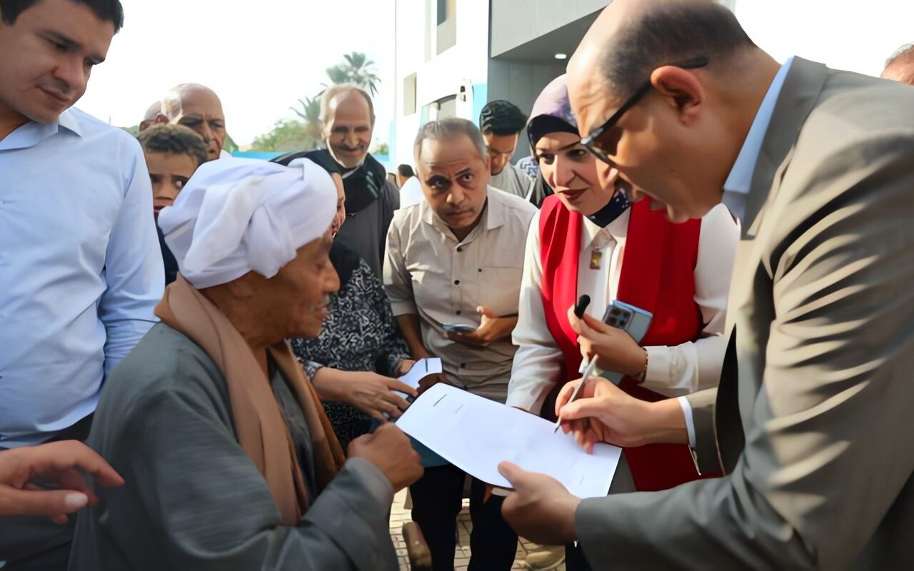 محافظ المنيا يستجيب لمطالب أهالي كفرخزام.. ويوجه بسرعة توفير سماعة لعم إبراهيم