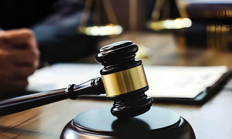 المؤبد لهارب استدرج سائق توكتوك إلى منطقة زراعية وسرقته بالإكراه في المنيا