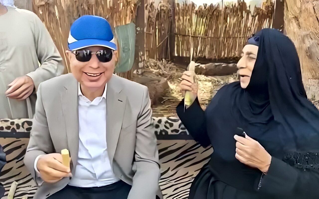 محافظ المنيا وسط أهالي كفر خزام.. ويقرر منح سيدة مدفن| صور