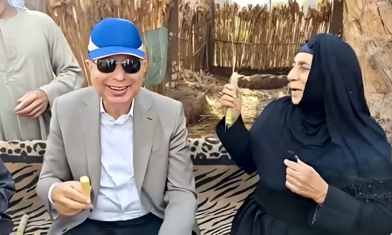 محافظ المنيا وسط أهالي كفر خزام.. ويقرر منح سيدة مدفن| صور