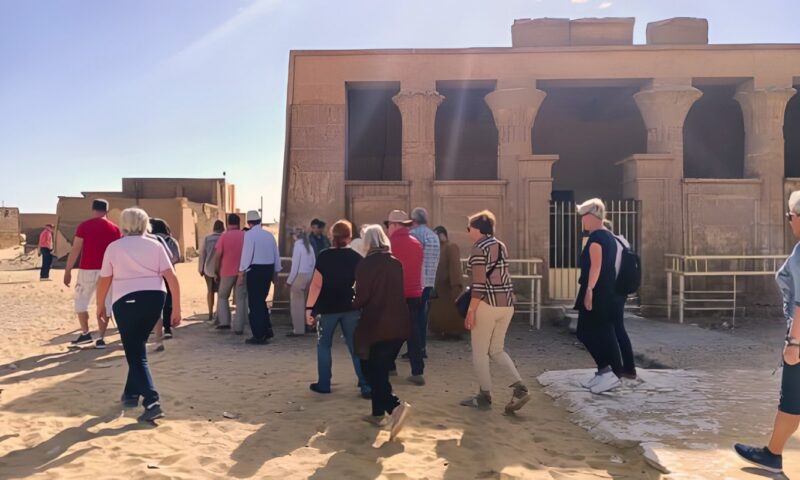 وفود سياحية من جنسيات مختلفة تزور تل العمارنة وبني حسن وتونا الجبل بالمنيا