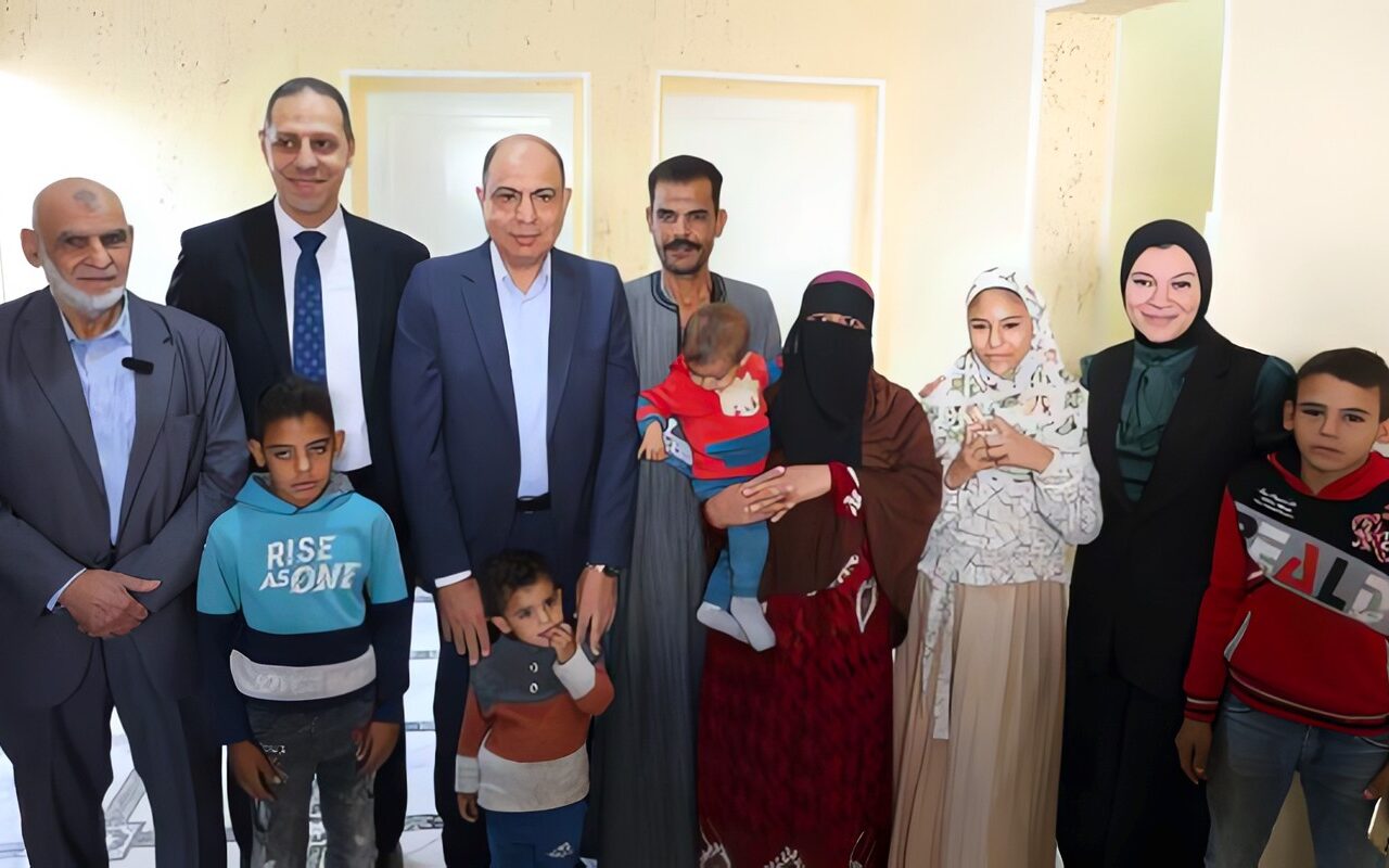وسط فرحة الأهالي والزغاريد .. محافظ المنيا يسلّم 35 منزلًا مطورًا للأسر الأولى بالرعاية