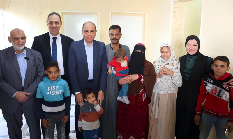 وسط فرحة الأهالي والزغاريد .. محافظ المنيا يسلّم 35 منزلًا مطورًا للأسر الأولى بالرعاية
