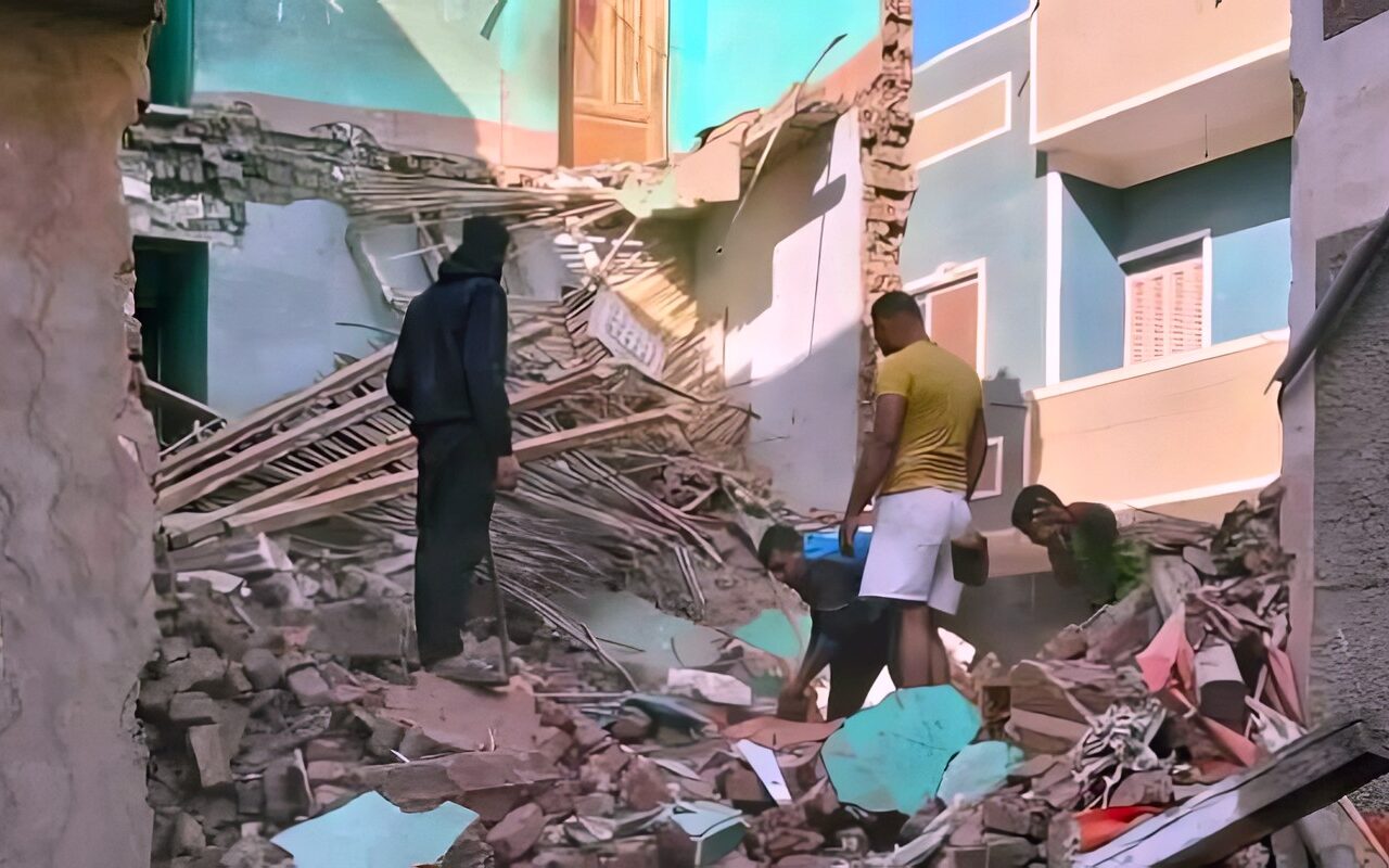 دون إصابات.. انهيار منزل من 3 طوابق في أبوقرقاص بالمنيا