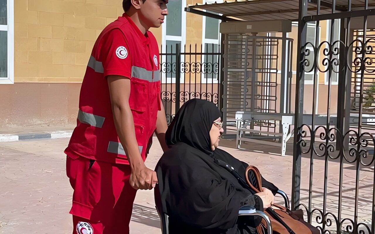 الهلال الأحمر المصري يرافق الدفعة الـ92 من الجرحى والمرضى الفلسطينيين بمعبر رفح