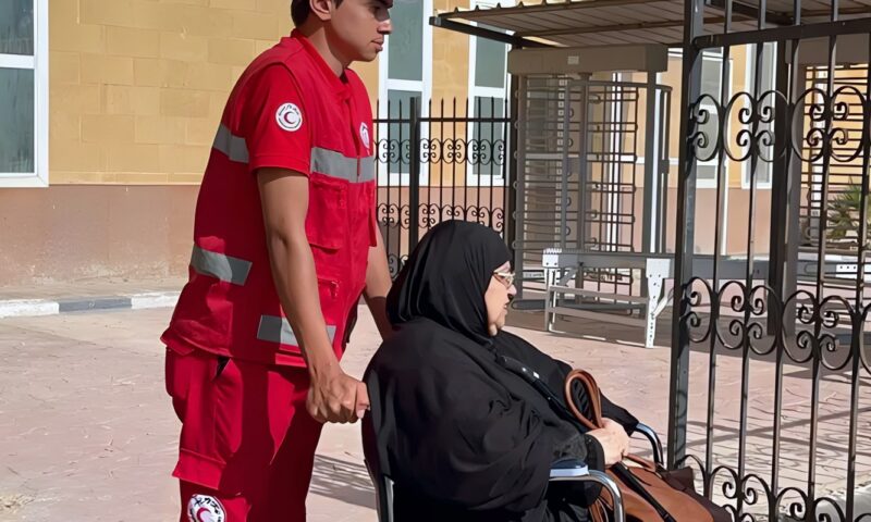 الهلال الأحمر المصري يرافق الدفعة الـ92 من الجرحى والمرضى الفلسطينيين بمعبر رفح