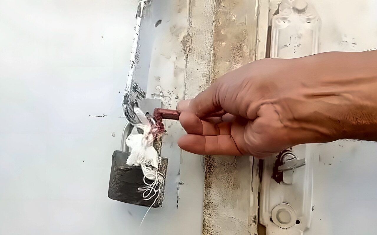 غلق وتشميع 5 منشآت تعمل بدون ترخيص في نقادة بقنا (صور)