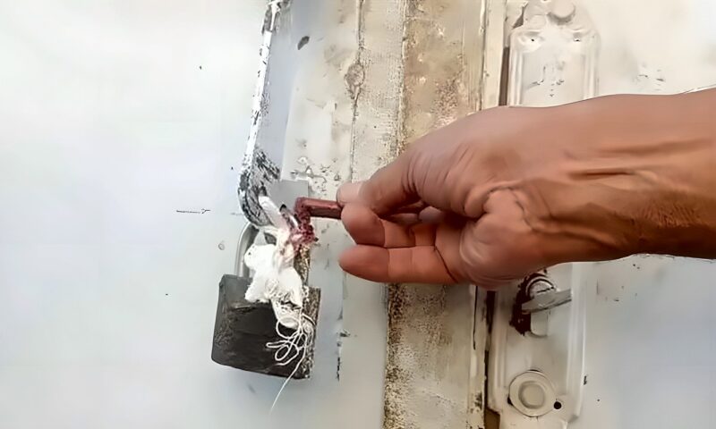 غلق وتشميع 5 منشآت تعمل بدون ترخيص في نقادة بقنا (صور)
