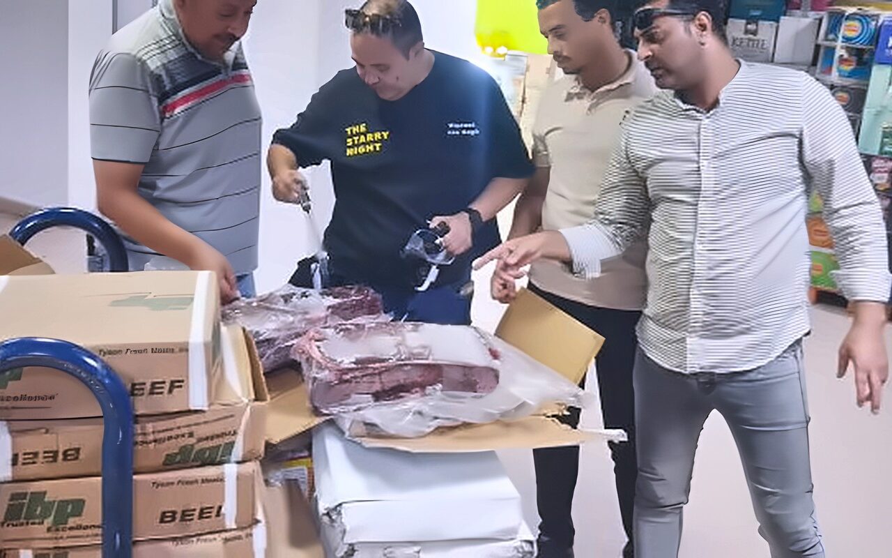 حملات مفاجئة على الأسواق بأسيوط.. ضبط 22 طن مواد غذائية ولحوم و23 ألف لتر وقود