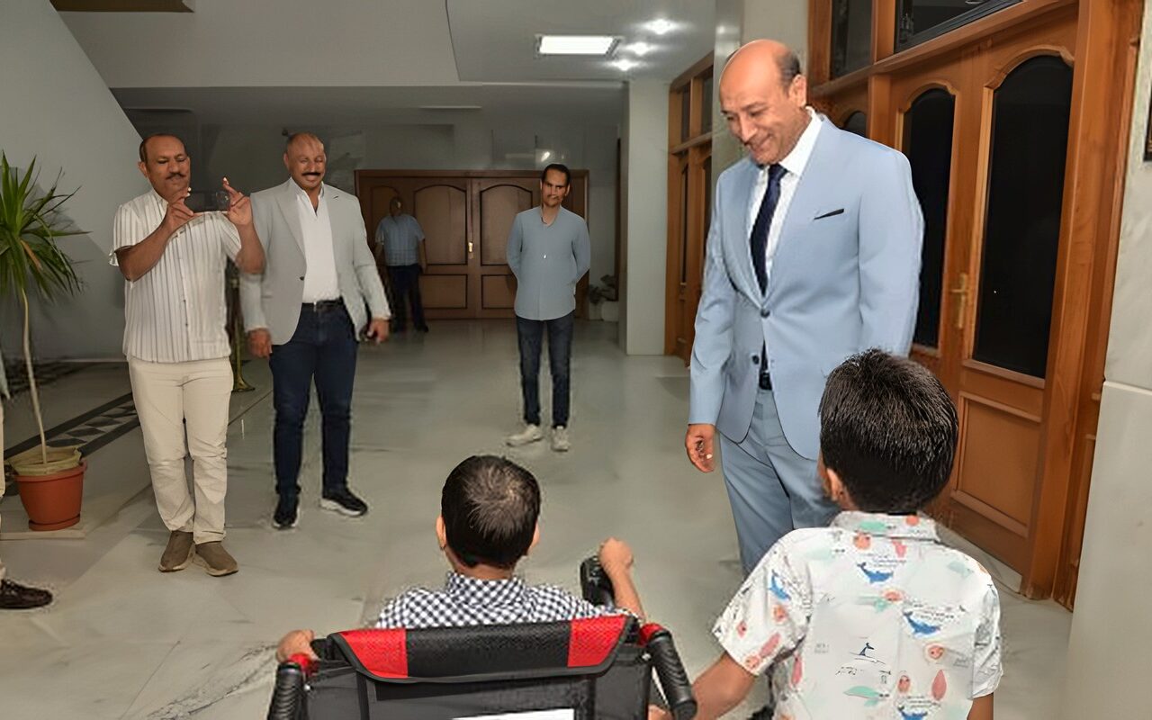 رعايتهم أولوية.. محافظ أسيوط يسلم كرسياً متحركاً لطفل من ذوي الهمم