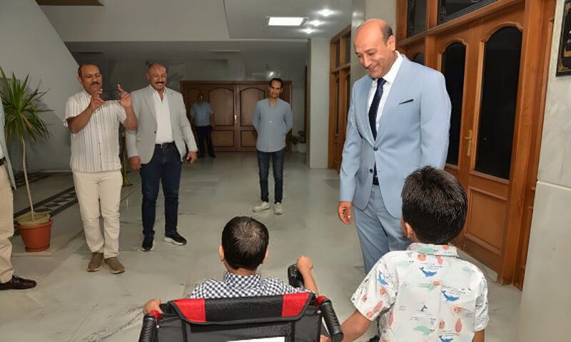 رعايتهم أولوية.. محافظ أسيوط يسلم كرسياً متحركاً لطفل من ذوي الهمم