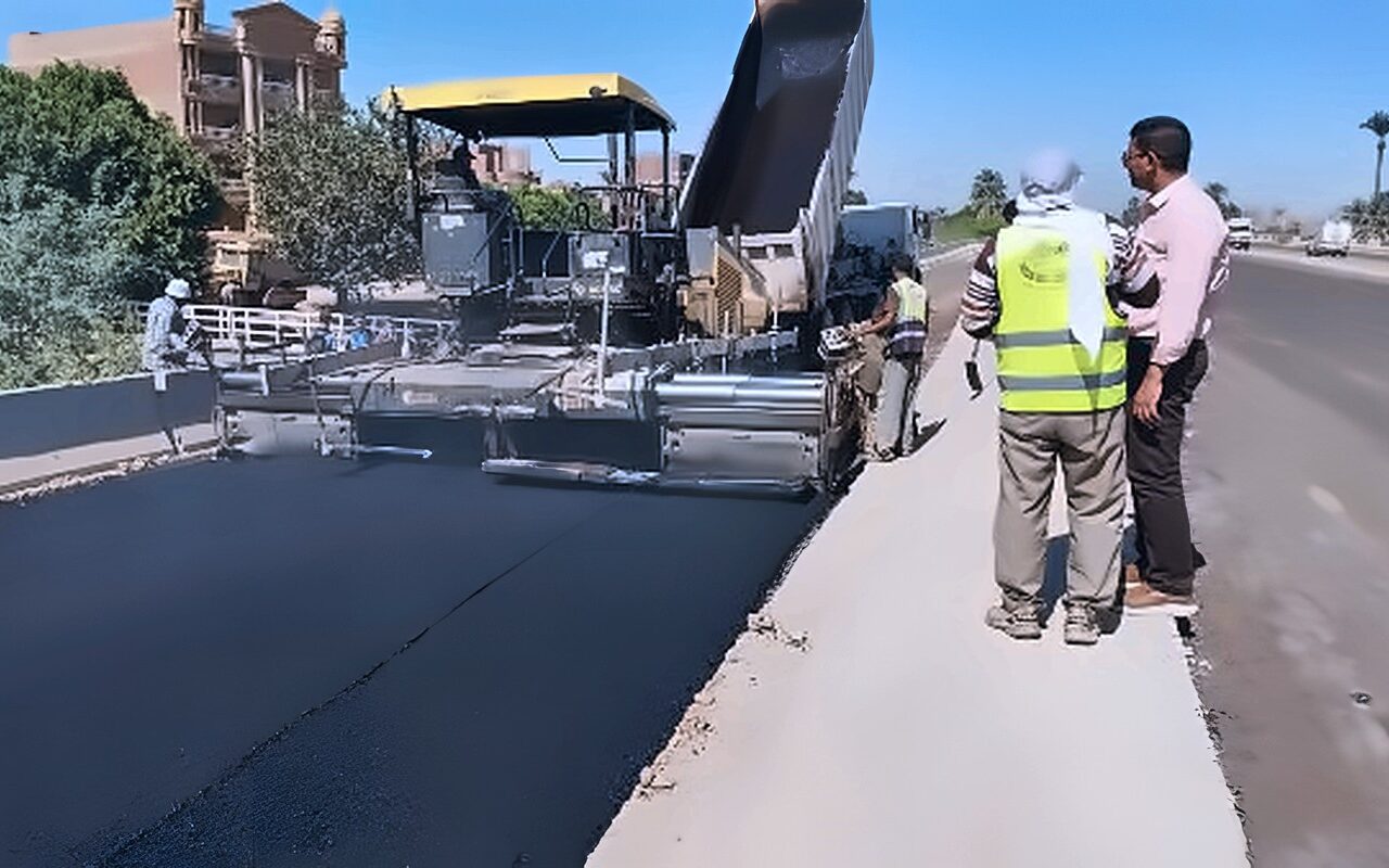 أسيوط.. استكمال رصف طريق منفلوط الزراعي لتحسين حركة المرور