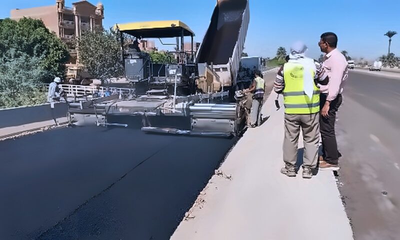 أسيوط.. استكمال رصف طريق منفلوط الزراعي لتحسين حركة المرور