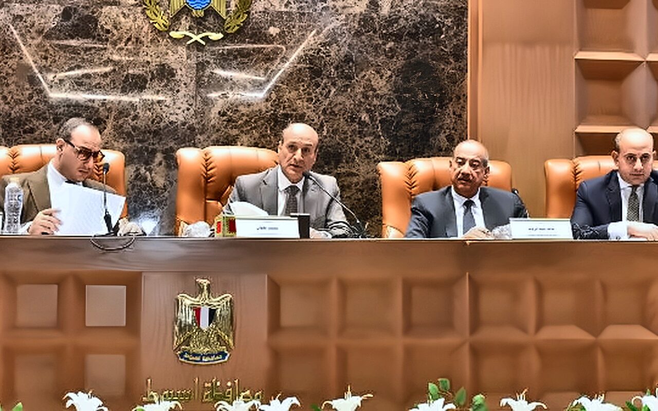 محافظ أسيوط يوافق على تخصيص أراضٍ لإقامة مشروعات خدمية ويناقش ملفات التنمية