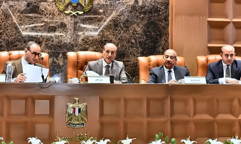 محافظ أسيوط يوافق على تخصيص أراضٍ لإقامة مشروعات خدمية ويناقش ملفات التنمية