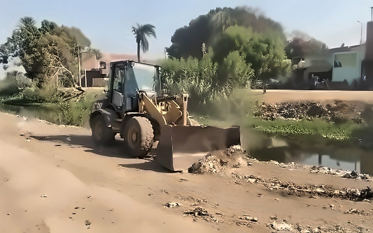 محافظ أسيوط: رفع مخلفات ونواتج تطهير الترع بقرى منقباد ودرنكة وريفا