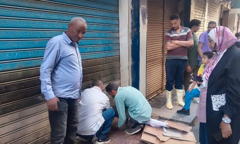أغلاق 4 محلات وإنذار 12 لتوفيق أوضاعهم خلال حملة إشغالات في حي شرق أسيوط| صور