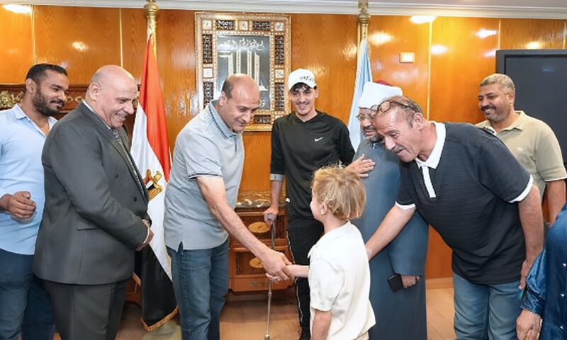 محافظ أسيوط يسلم طرف صناعي لشاب فلسطيني لمساعدته على الحركة
