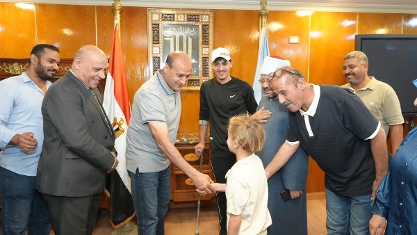 محافظ أسيوط يسلم طرف صناعي لشاب فلسطيني لمساعدته على الحركة