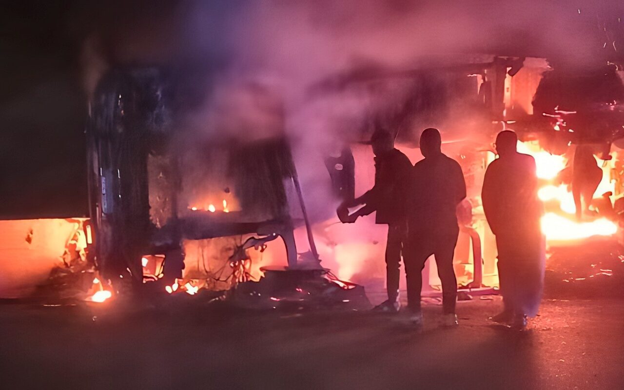 النيران تلتهم سيارة نقل محملة بالكرتون على صحراوي أسيوط وإصابة 3 أشخاص