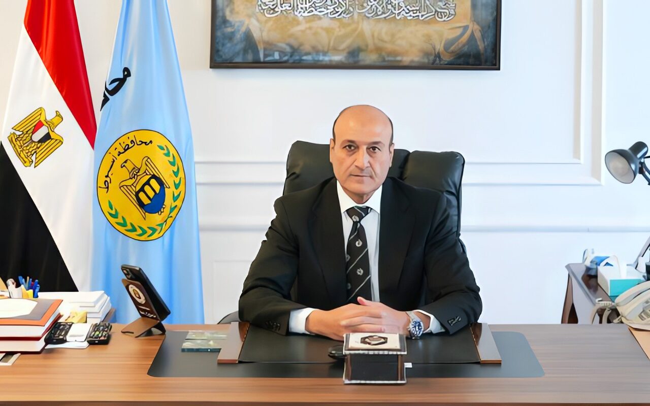 محافظ أسيوط يقدم واجب العزاء لأسرتي لاعبتي المشروع القومي للموهبة والبطل الأولمبي ضحيتي حادث المنيا