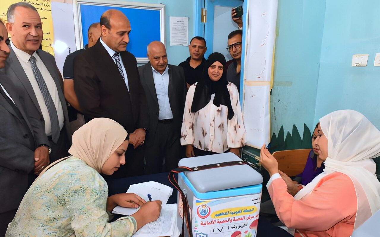 محافظ أسيوط يتابع حملة التطعيم ضد الحصبة والحصبة الألمانية بساحل سليم